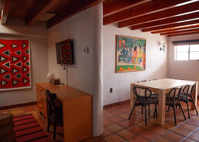 El Rey Court